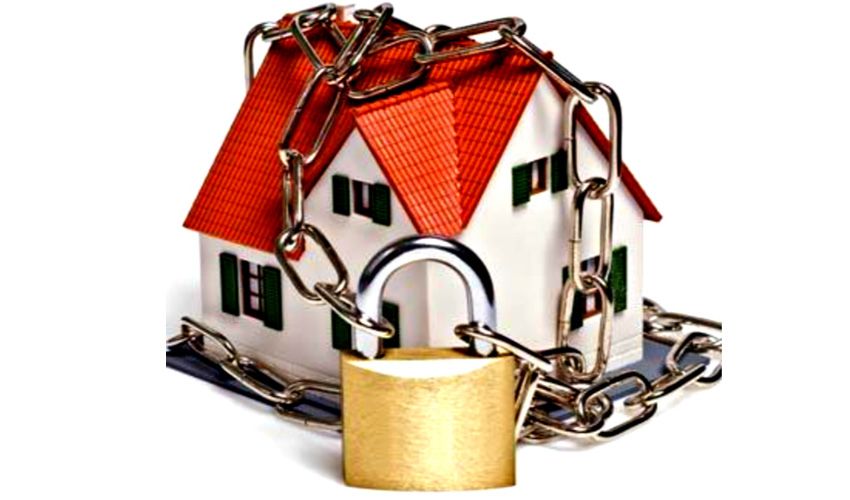 Herstelde voordeur met nieuw slot na braakschade in Huizen Herstelde voordeur met nieuw slot na braakschade in Huizen